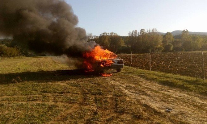 Kastamonu'da Park Halindeki Otomobil Alev Aldı