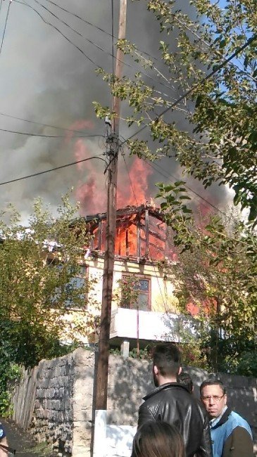 Karabük’te 2 Katlı Evde Yangın Çıktı