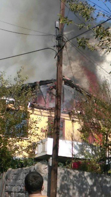 Karabük’te 2 Katlı Evde Yangın Çıktı