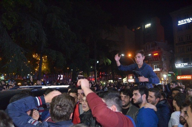 Trabzon'da Sevinç Sokaklara Taştı