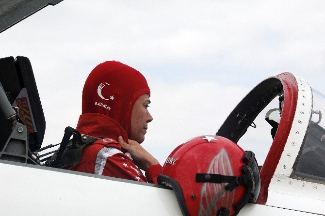 Türk Yıldızları’nın ilk Kadın Komutanı Esra Özatay