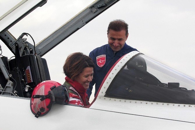 Türk Yıldızları’nın ilk Kadın Komutanı Esra Özatay