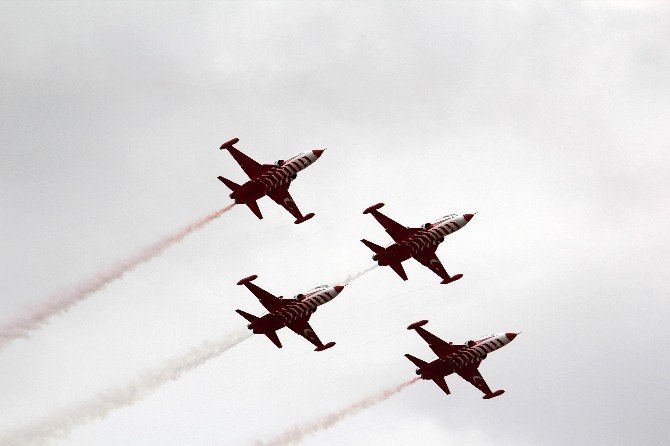 Türk Yıldızları’nın ilk Kadın Komutanı Esra Özatay