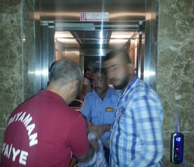 Adıyaman'da 4 Kişi Asansörde Mahsur Kaldı