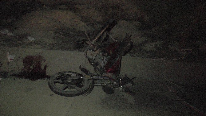 Minibüs Motosiklete Arkadan Vurdu: 3 Yaralı