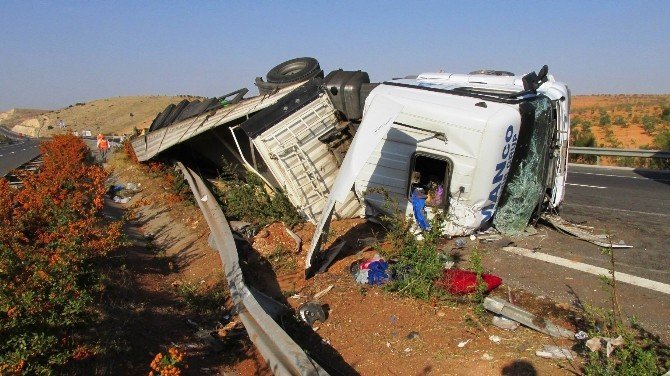 Gaziantep'te Forklift Taşıyan Tır Kaza Yaptı