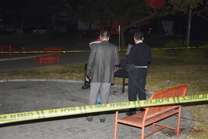 İzmir'de Yaşlı Adam Parkta İntihar Etti