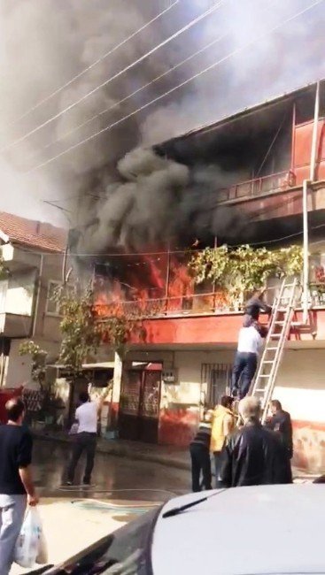 Sakarya’da 2 Katlı Binada Yangın Çıktı