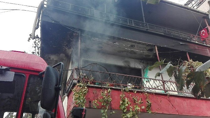 Sakarya’da 2 Katlı Binada Yangın Çıktı