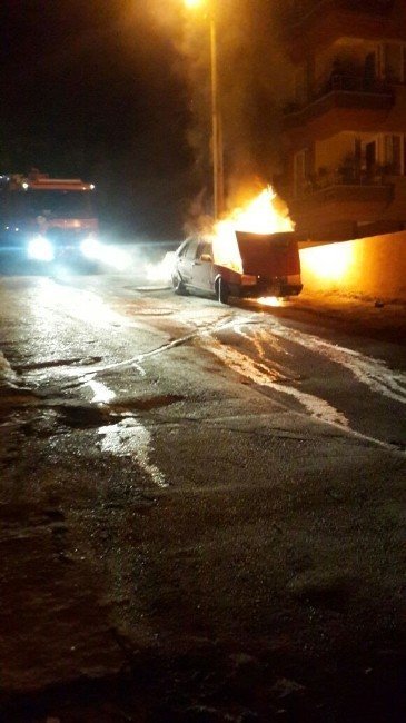 İzmir'de Park Halindeki LPG’li Araç Yandı