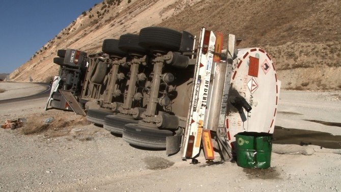 Erzurum’da Akaryakıt Yüklü Tanker Devrildi: 2 Yaralı