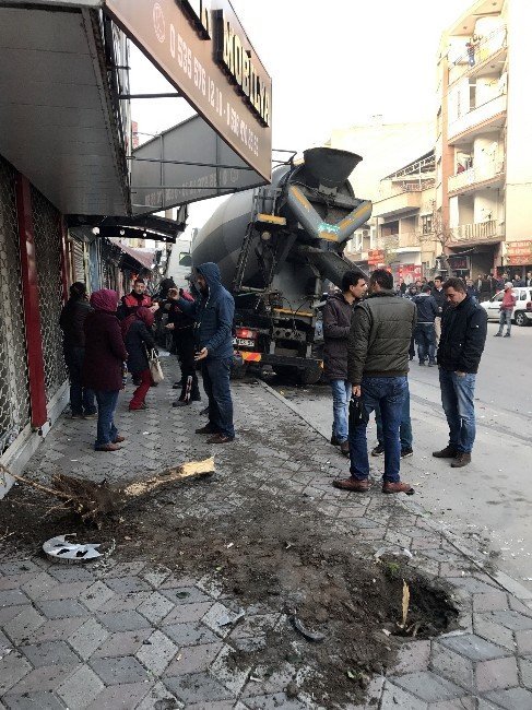 Akhisar’da Beton Mikseri Kaza Yaptı: 2 Yaralı
