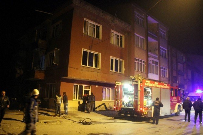 Kayseri'de 3 Katlı Binada Yangın Çıktı
