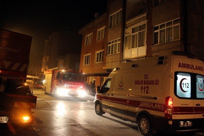 Kayseri'de 3 Katlı Binada Yangın Çıktı