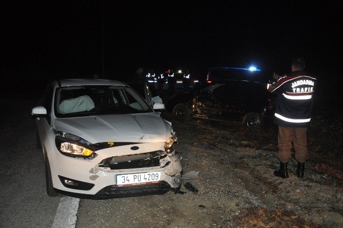 Bursa'da Otomobiller Kafa Kafaya Birbirine Girdi: 3 Yaralı