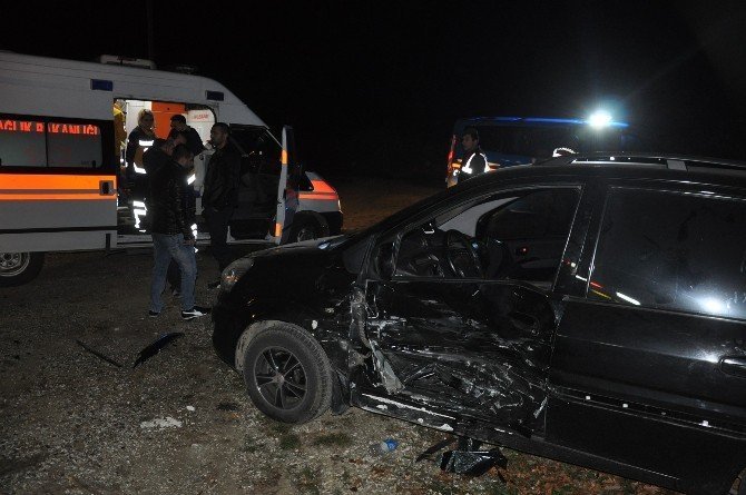 Bursa'da Otomobiller Kafa Kafaya Birbirine Girdi: 3 Yaralı