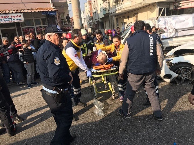 Manisa'da Feci Kaza: 4 Yaralı