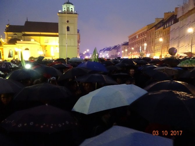 Polonyalı Kadınlardan Hükümet Karşıtı Protesto