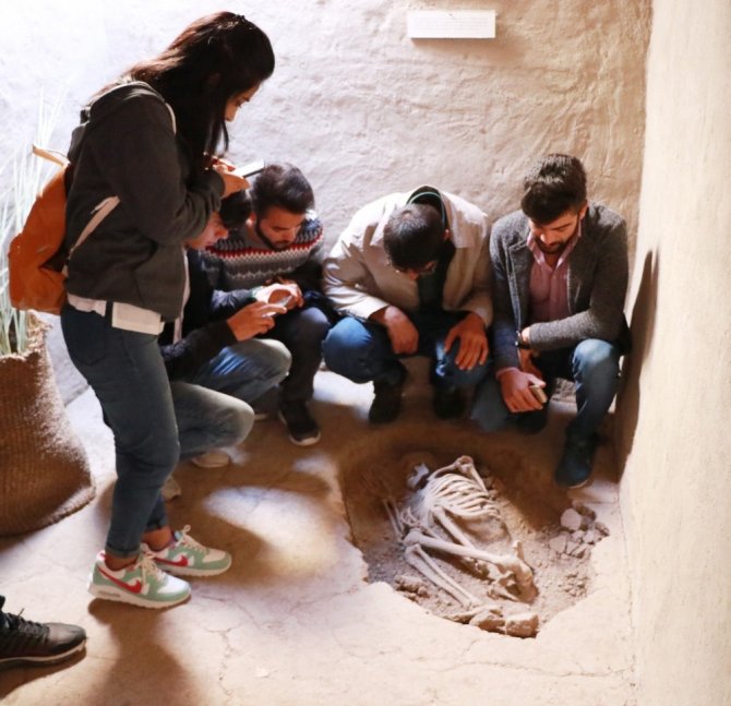 Arkeoloji Öğrencileri, İlk Derslerini Kazı Alanında İşledi