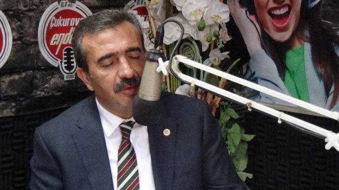 Başkan Çetin Radyo Programında Şarkı Söyledi