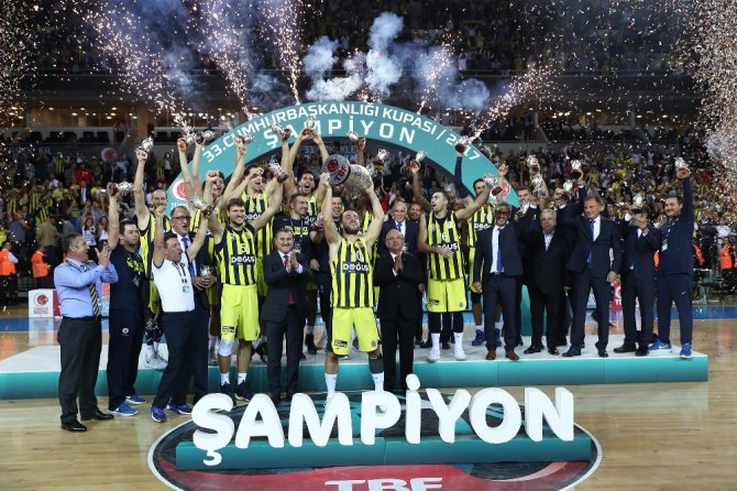 Fenerbahçe, Kupasını Fahri Kasırga Ve Osman Aşkın Bak’ın Elinden Aldı