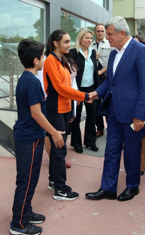 Başkan Karaosmanoğlu’ndan Öğrencilere Ziyaret