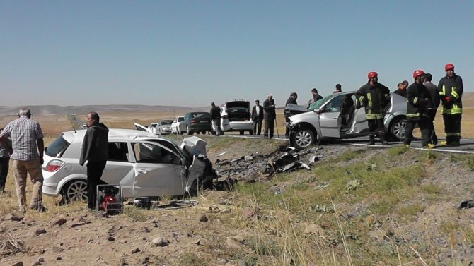 Konya’da İki Otomobil Kafa Kafaya Çarpıştı: 2 Ölü, 1 Yaralı