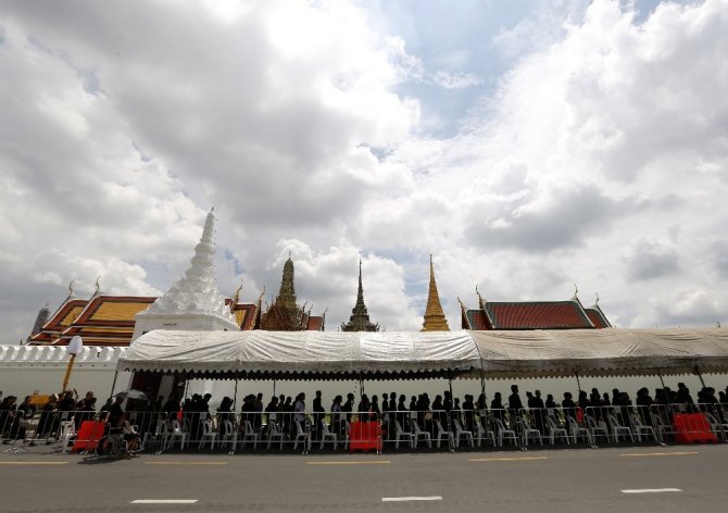 Tayland Halkı Krallarına Veda Etmek İçin Kuyruk Oluşturdu