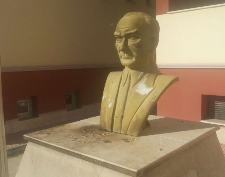 Atatürk Büstüne Molotof Attı Yakalanınca "Özgürlük Yakındır" Diye Güldü