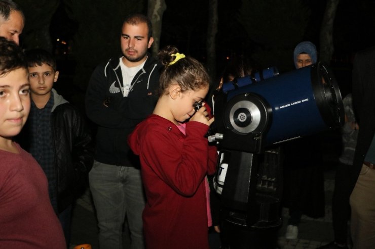 Eyüp’te Çocukların Teleskopla Dolunay Keyfi