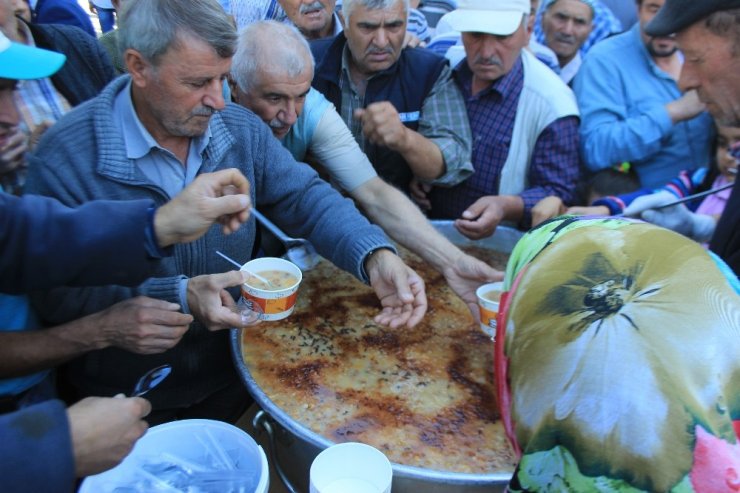 Osmaneli Belediyesi 3 Bir Kişiye Aşure Dağıttı
