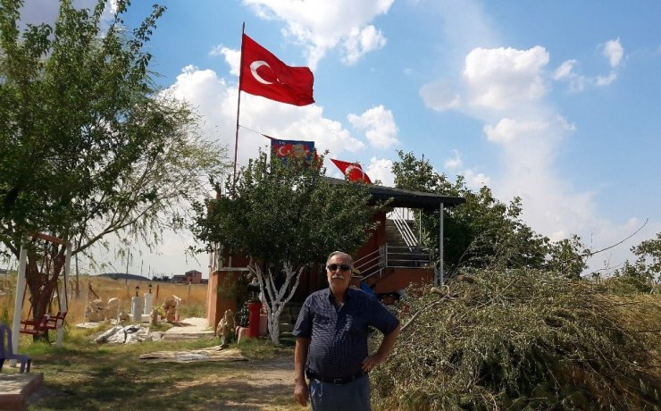 Atatürk Hayranı Vatandaş Bağ Evini Türk Bayrakları Ve Atatürk Posterleri İle Kapladı