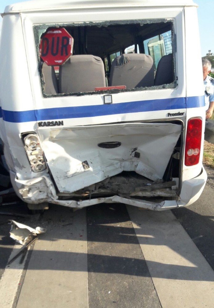 Otomobille Öğrenci Servisi Çarpıştı: 1 Ölü, 9 Yaralı