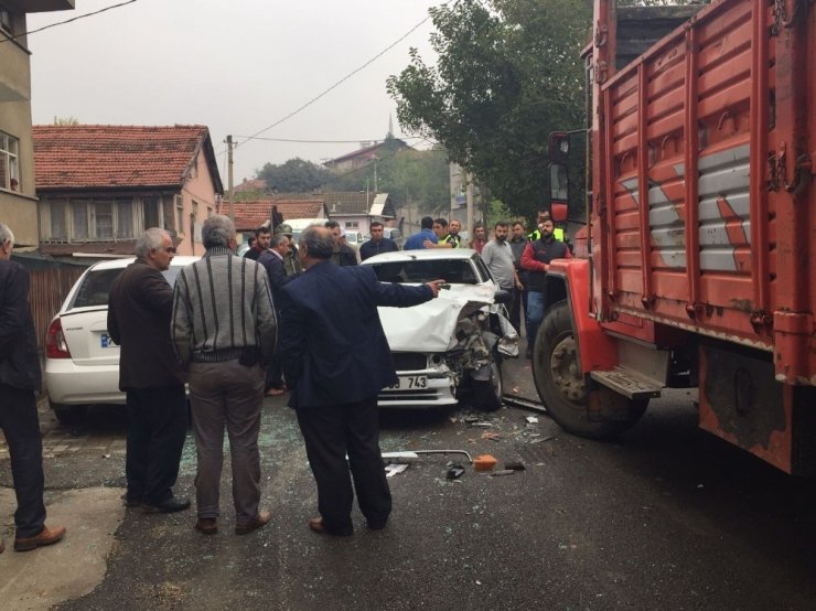 Karabük’te Kamyon İle Otomobil Çarpıştı: 2 Yaralı