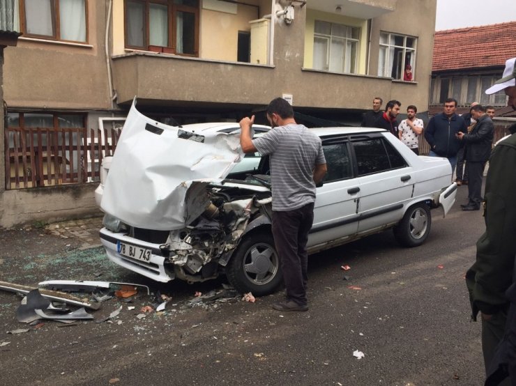 Karabük’te Kamyon İle Otomobil Çarpıştı: 2 Yaralı