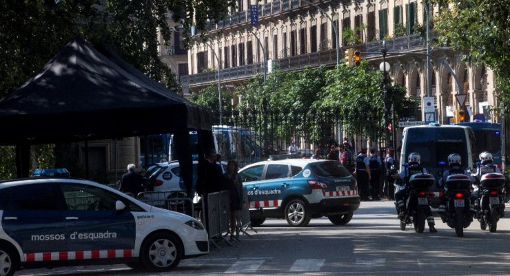 Katalan Parlamentosu Çevresinde Yüksek Güvenlik Önlemleri