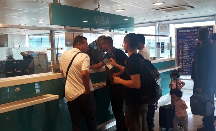 Abd’li Yolcular Atatürk Havalimanı’nda Vize Engeline Takıldı