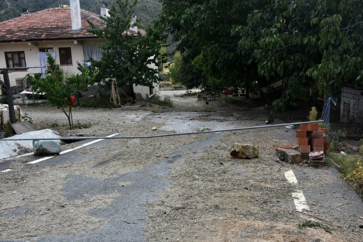 "Tapulu Arsam" Dediği Köy Yolunu Demir Borularla Kapattı