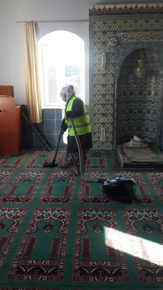 Seyitgazi’deki Tüm Camilerde Temizlik Ve Işıklandırma Çalışması