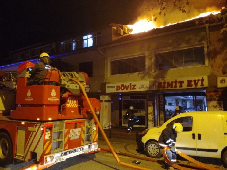 Levent’te İşyerinin Çatısında Çıkan Yangın Paniğe Neden Oldu