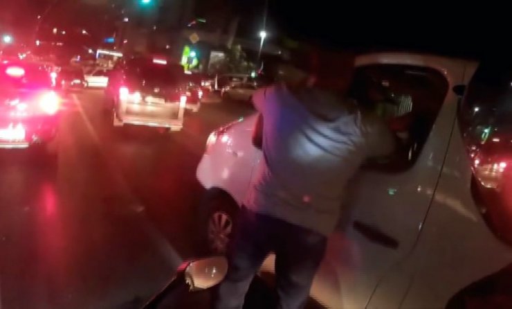 Işıklarda Duran Sürücünün Yumruklu Saldırıya Uğradığı O Anlar Kamerada