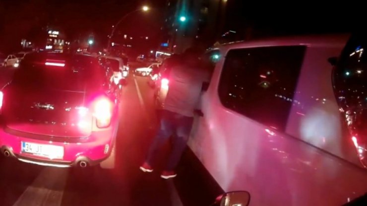 Işıklarda Duran Sürücünün Yumruklu Saldırıya Uğradığı O Anlar Kamerada