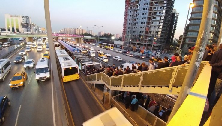 Metrobüse Binmek İsteyen Vatandaşlar Uzun Kuyruklar Oluşturdu
