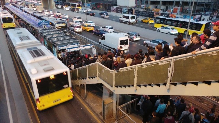 Metrobüse Binmek İsteyen Vatandaşlar Uzun Kuyruklar Oluşturdu
