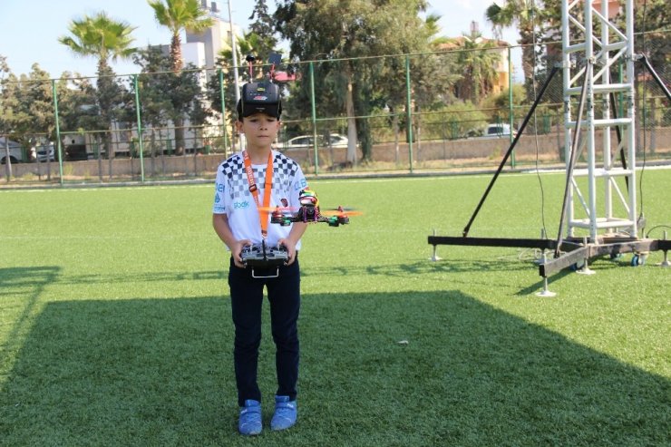 Dokuz Yaşında Profesyonel Drone Yarışçısı