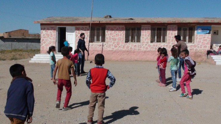 Tobb Köy Okulu Boyadı, Öğrencilere Yardım Dağıttı