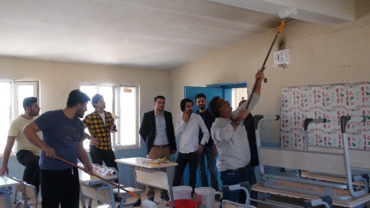 Tobb Köy Okulu Boyadı, Öğrencilere Yardım Dağıttı