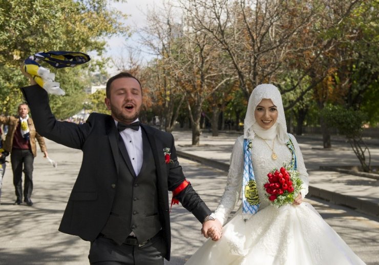 Fanatik Ankaragücü Taraftarı Damat, Düğün Öncesi Gelini Alıp Tribünde Maç İzledi