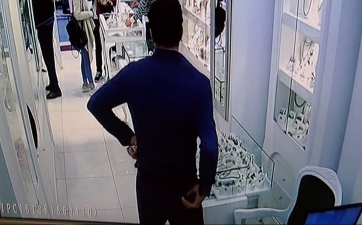 Kadıköy’de Müşteri Kılığındaki Hırsız Güvenlik Kamerasında