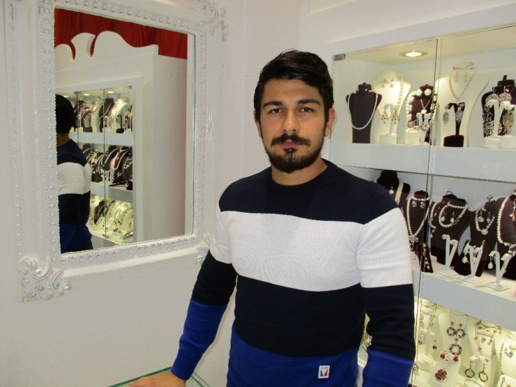 Kadıköy’de Müşteri Kılığındaki Hırsız Güvenlik Kamerasında